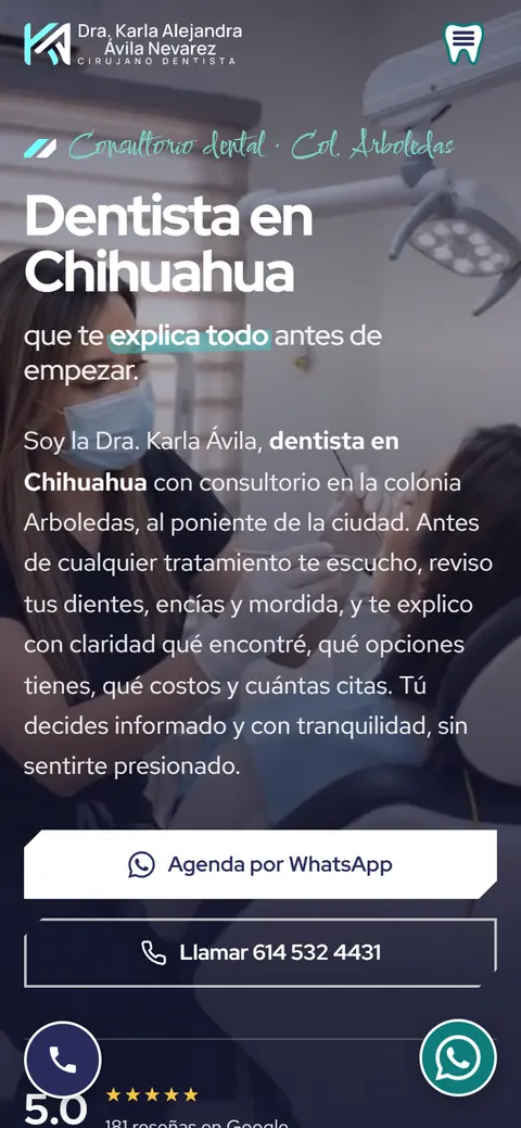Sitio web de la Dra. Karla Ávila, dentista en Chihuahua, visto en un celular